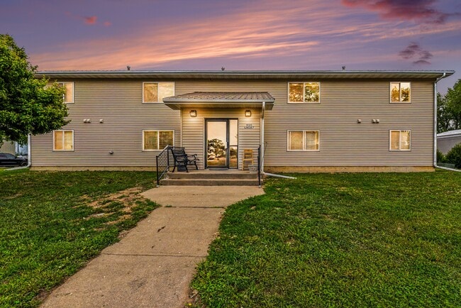 Building Photo - 1920 Locust St Unit 208