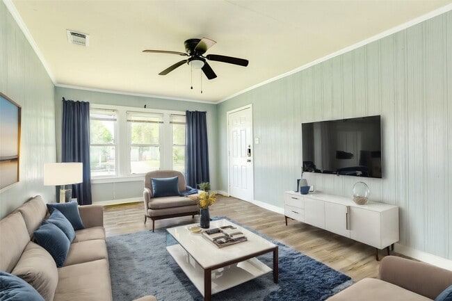 Photo - 302 W 8th St