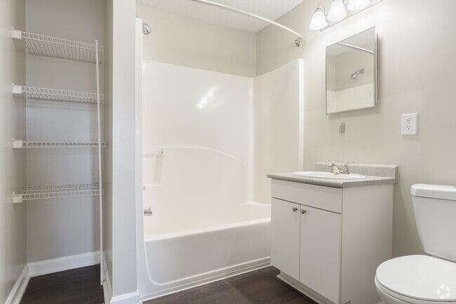 3BR, 2BA - 1,316SF - Main Bathroom
