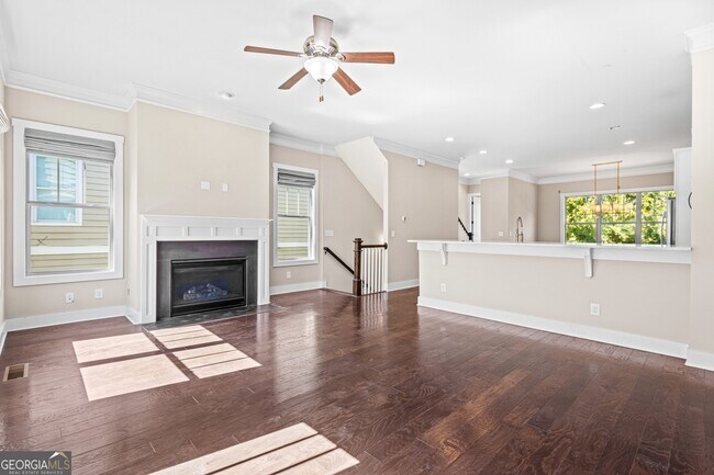 Photo - 659 E Ave NE