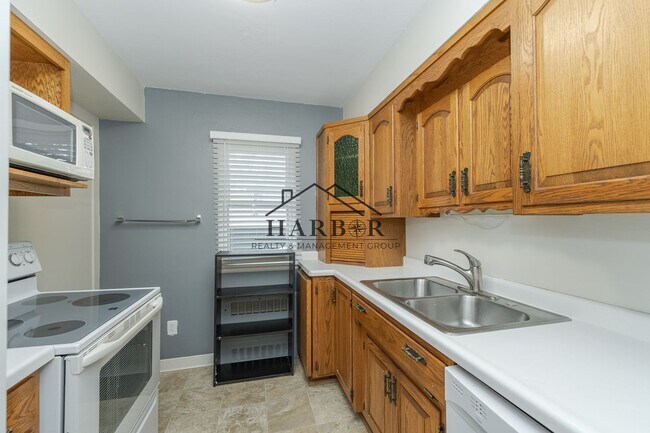 Building Photo - 10th Avenue SE Duplex Unit 714