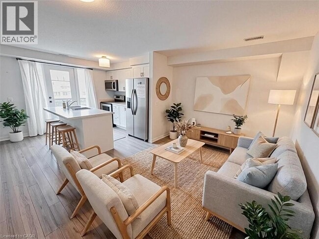 Photo - 1989 Ottawa Street S