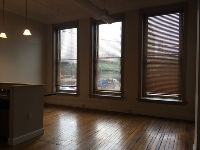 121 W Broad St