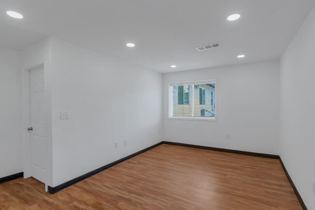 Building Photo - 3020 Delmar Ln NW