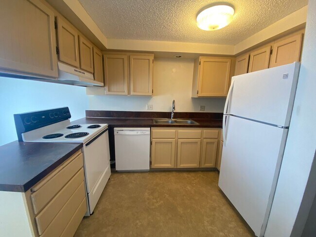 Great Value!!! 3 bed, 1 bath apartment - Great Value!!! 3 bed, 1 bath apartment