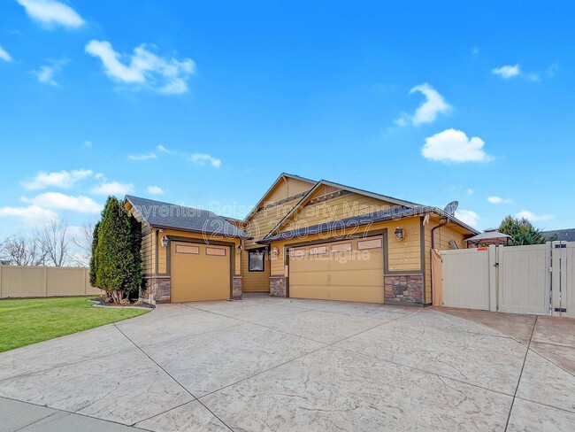 Building Photo - 3349 N Justin Ave