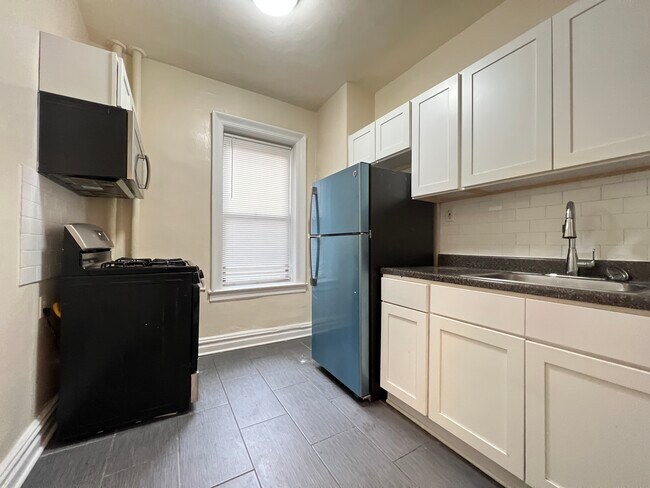 18 Kensington Ave Unit 1E - 24 Kensington Ave Unidad 1D