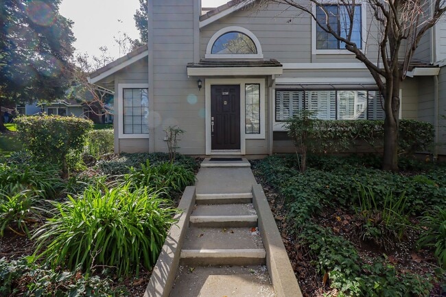 FULLY RENOVATED 3 BEDROOM, 2 BATHROOM TOWN... - FULLY RENOVATED 3 BEDROOM, 2 BATHROOM TOWN... Townhome