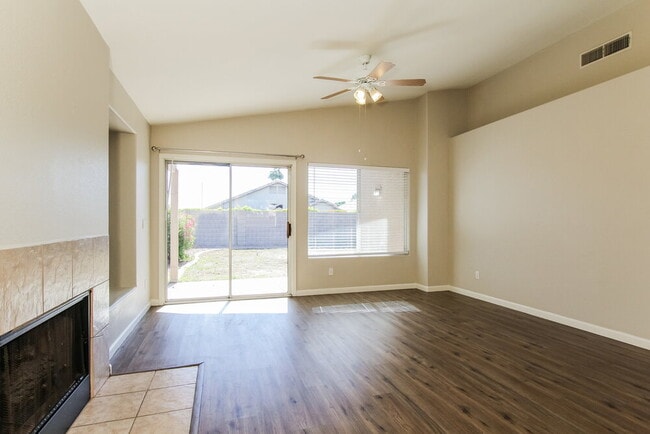 8547 W Laurel Ln
