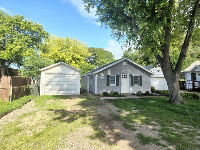 Building Photo - Available October 1st - East Peoria - 2BR/... Rental