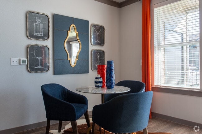 2 Br, Dining Area