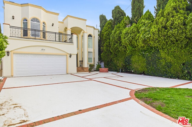 Photo - 23114 Mariano St