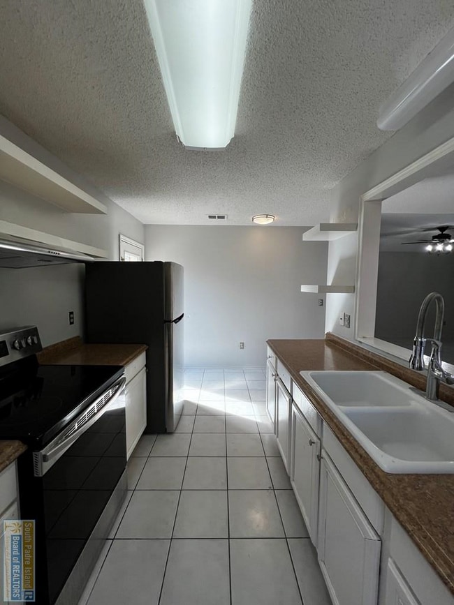 Photo - 2813 Capri St