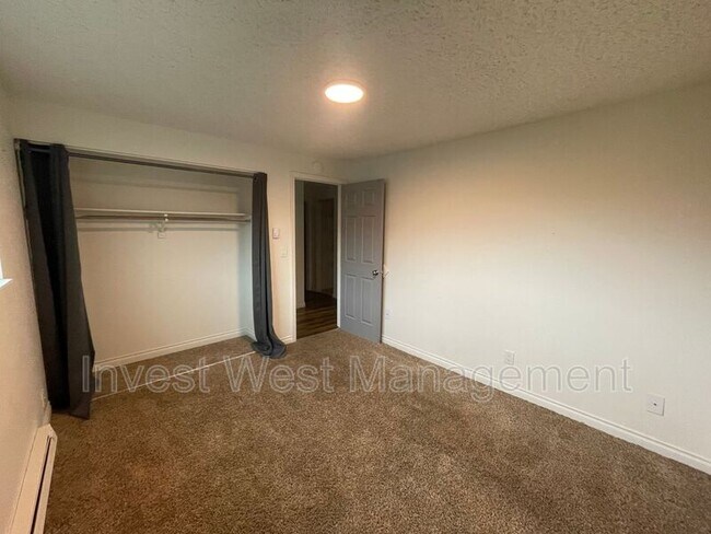 Photo - 944-933 33rd Ave