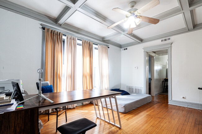 Photo - 910 W Belle Plaine Ave