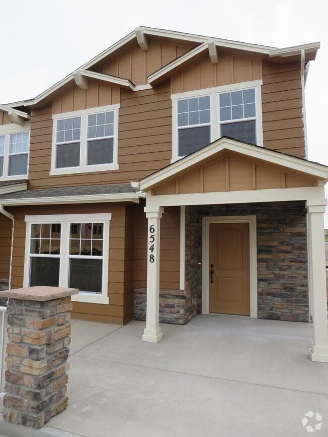 Building Photo - Available Now! 3 Bedroom 2.5 Bathroom Town... Rental