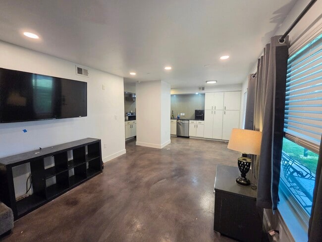 Building Photo - 2200 Dickson Dr Unit 124