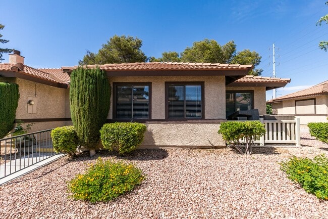 Building Photo - Cute and Cozy 2-bedroom 2-bathroom Townhome*Open floorplan*upgrades*