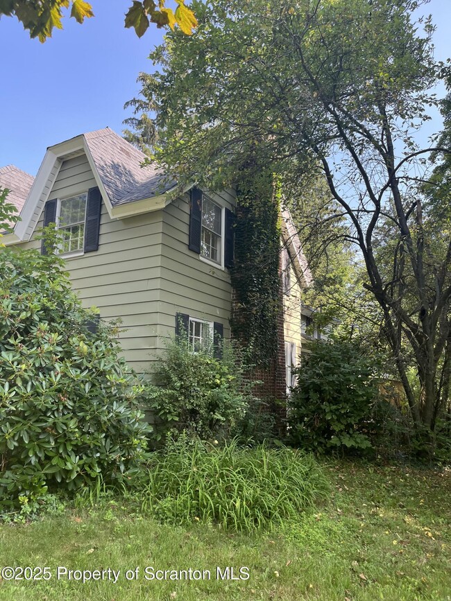 Photo - 321 Maple St