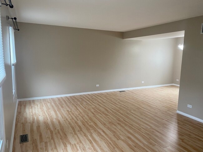 Photo - 668 Niagara Dr