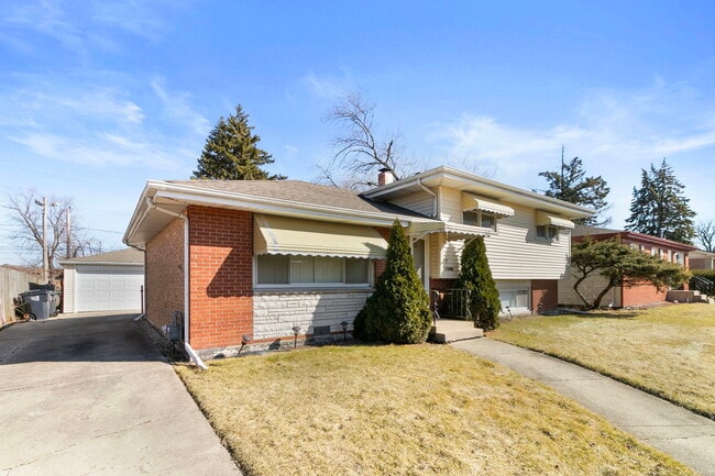 Building Photo - 15445 Dearborn St Rental