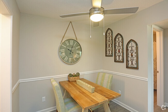 2BR,2BA-850 SF (Renovated)