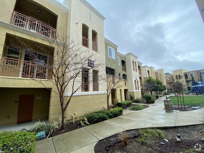 Building Photo - 3 Bed 2 Bath Condo W/ Garage In San Ramon Unit 101