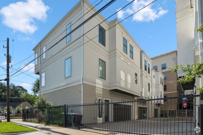 Building Photo - Luxurious 3-Bedroom Townhome with Elevator...