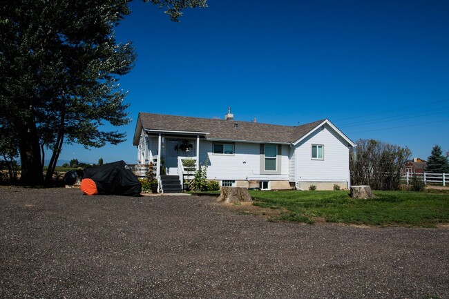 Building Photo - Quaint ranch style 1 bedroom, 1 bathroom in Windsor!