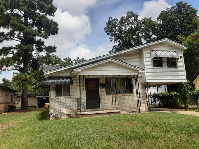 Building Photo - 4 Bedroom and 3 Bathroom home NLR