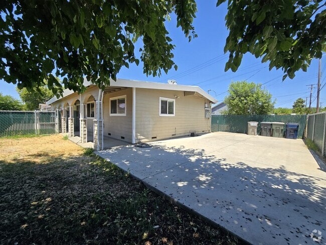 Building Photo - Cute Duplex for rent in Sacramento! Rental