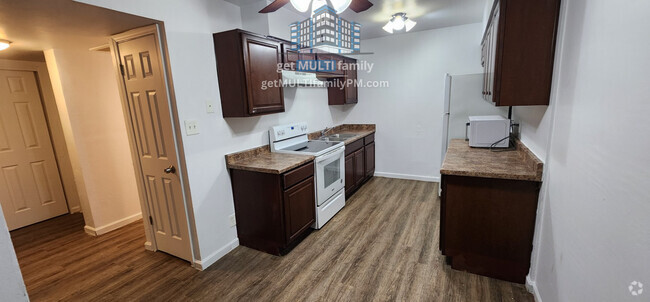 Building Photo - Move-in Ready Apartment! Unit A