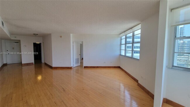 Photo - 905 Brickell Bay Dr Unidad 1831