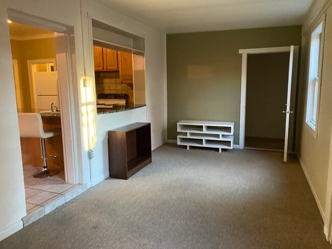living room facing south - 4908 7th Ave Apartamentos