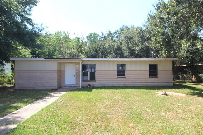 Photo - Move-In Ready 3-Bed Home with New Flooring...