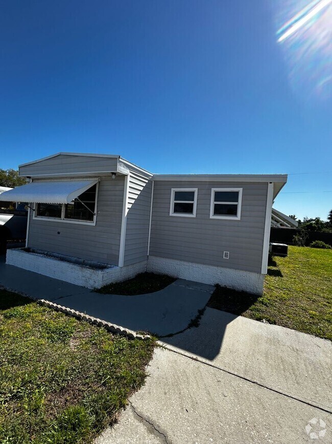 Building Photo - 2 Bedroom Home with a den - Loads of ameni...