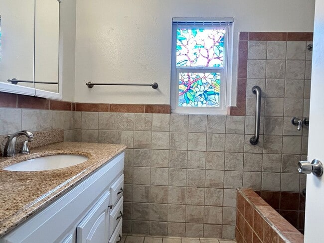 Photo - 2 Bed -2 Bath upper unit for Rent. Call us today! Unit 00016642D