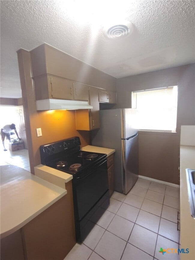 Building Photo - 1015 Hall Ave Unit 33