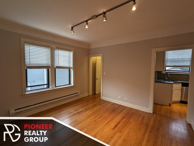 Photo - 2329 N Rockwell St Unidad C1