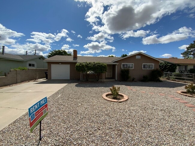 3 Bedroom Single Story Home Available Near... - 3 Bedroom Single Story Home Available Near...