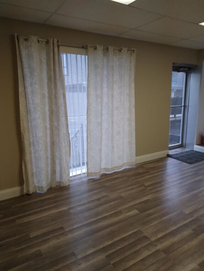 Front Room - 7525 Forsyth Blvd