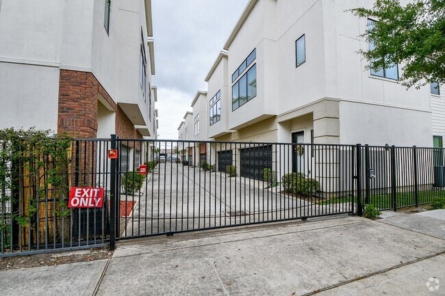 Building Photo - 70 N Hutcheson St Rental