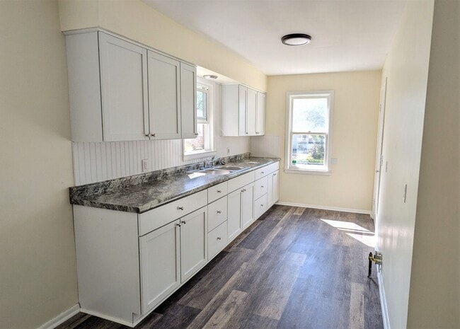Photo - 1692 Roberts St