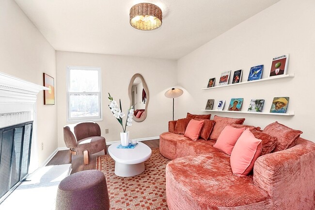 Welcoming and cozy shared areas - 7737 Batavia Ln