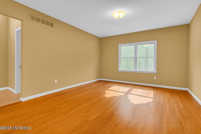 Photo - 220 Whalepond Rd