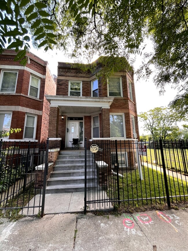 Building Photo - 5735 S Marshfield Ave Unit 2