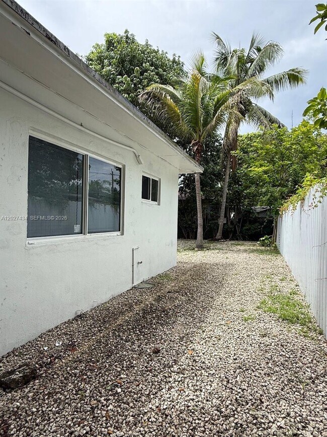 Photo - 6723 NE Miami Pl Unidad 1-4