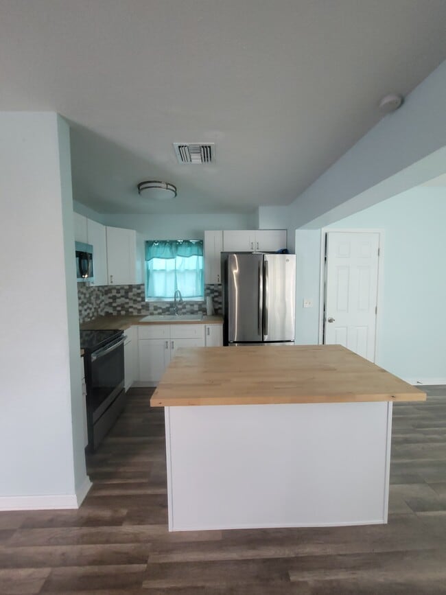 Photo - 513 Hollyhock Ln