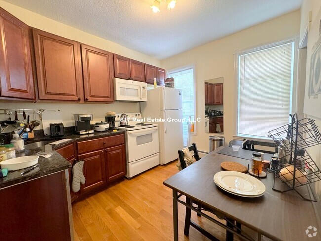 Building Photo - Very nice Brookline 2 bed with updated kit... Rental
