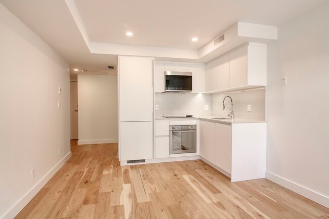 Building Photo - 3460 Rue Peel Unit 1114